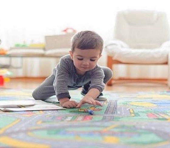 طفل يلهو في منزله
