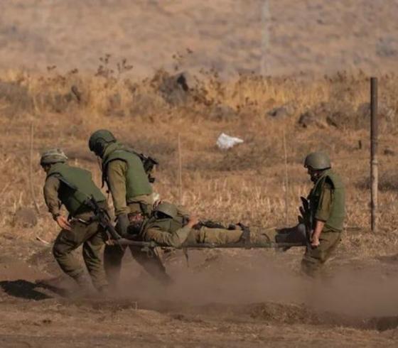 صورة أرشيفية لنقل جنود مصابين بنيران حزب الله على حدود لبنان