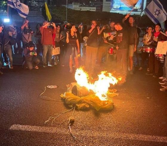 مسيرة في اسرائيل رفضا لقرار اقالة غالانت