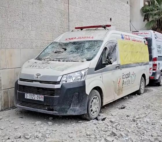 جانب من قصف الاحتلال مستشفى العودة بجباليا وتضرر مركبات الإسعاف
