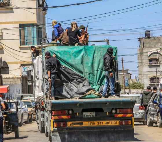 مسلحون يقومون بتأمين المساعدات خوفاً من سرقتها جنوب القطاع