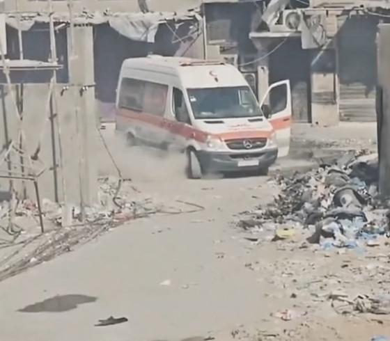 صورة لسيارة الإسعاف التي استهدفها الاحتلال بإطلاق النار قرب مستشفى كمال عدوان