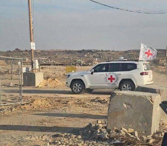 صورة لحاجز نتساريم وقافلة الصليب الأحمر التي نقلت الأسرى الإسرائيليين