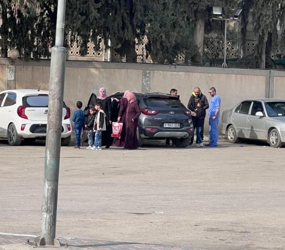 الأهالي يستعدون لاستقبال ذويهم.jpeg