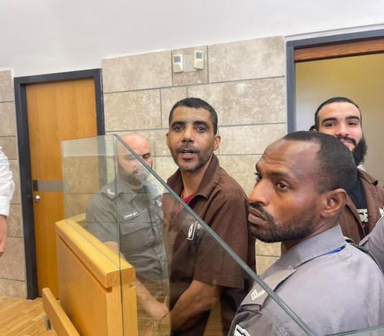 صورة للأسير زكريا الزبيدي خلال تواجده في قاعة المحكمة الإسرائيلية