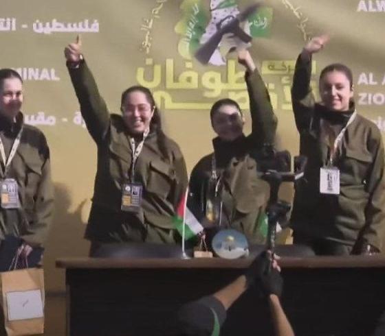 صورة المجندات الأربع خلال اطلاق سراحهم في ميدان فلسطين