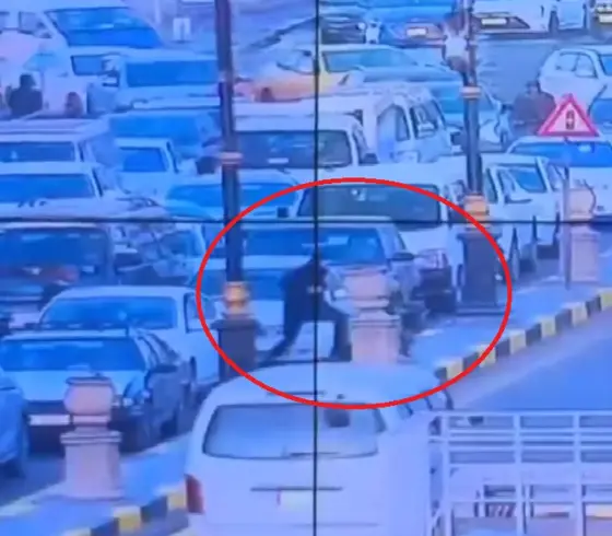صورة الشاب عندما أنقذ الطفل