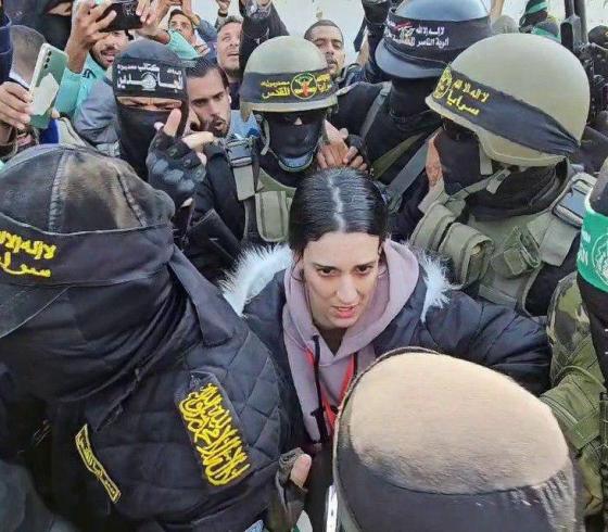 الأسيرة الإسرائيلية أربيل يهود خلال تسليمها قرب منزل الشهيد يحيى السنوار