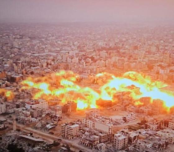 مشهد نسف مباني سكنية من قبل الاحتلال بغزة