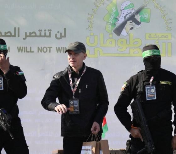 مشهد تسلم الأسير سيغال لحقيبتين من المقاومة
