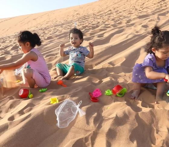 أطفال يلعبون بالتراب