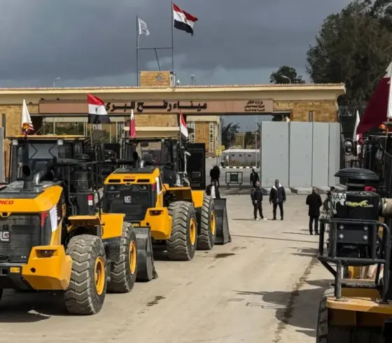 جانب من انتظار جرافات على الجانب المصري لمعبر رفح للدخول لغزة