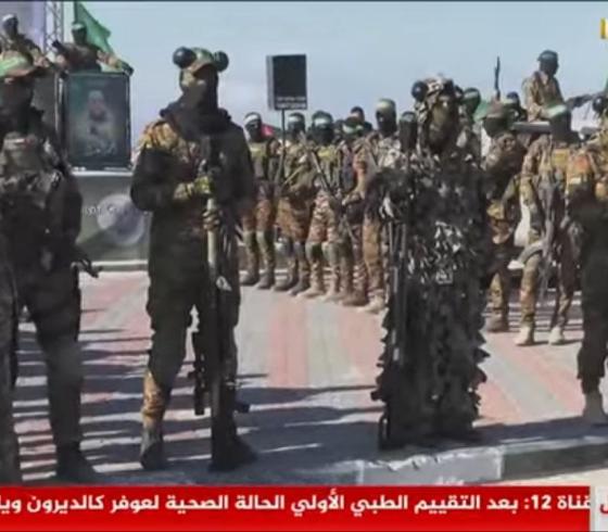 خلال مراسم تسليم الأسير الإسرائيلي كيث سيغال بميناء غزة