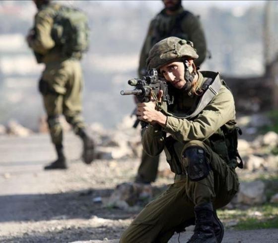 جندي إسرائيلي خلال اطلاقه النار على فلسطينيين بالضفة