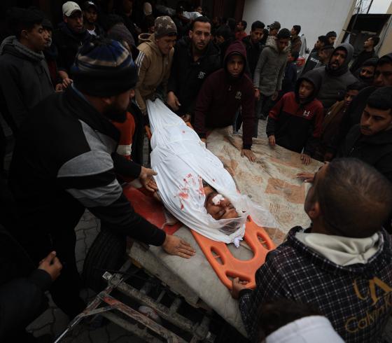 صور وداع شهيدين من عائلة أسليم ف المشفى الاهلى العربى بعد استهدافهم من طيران الاستطلاع شرق حى الشجاعية (5).JPG
