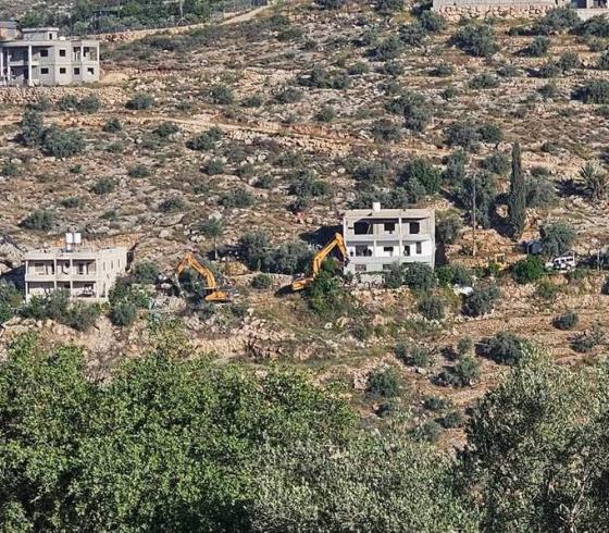 جرافة الاحتلال تهدم منازل للمواطنين في الضفة