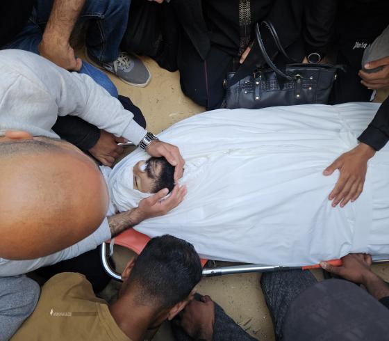 وداع مؤلم وبكاء خلال تشييع شهداء خانيونس (2).jpeg