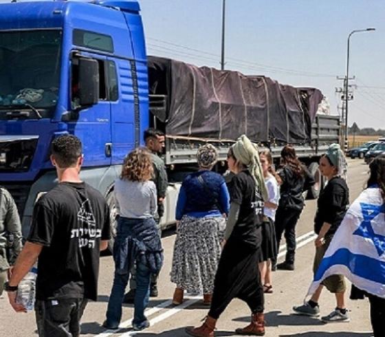 مستوطنون إسرائيليون يعيقون دخول شاحنات المساعدات إلى غزة
