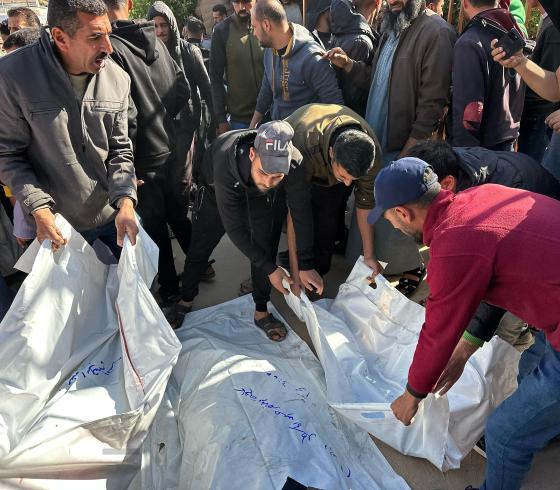 وداع عائلة الفرا في خانيونس (4).jpeg