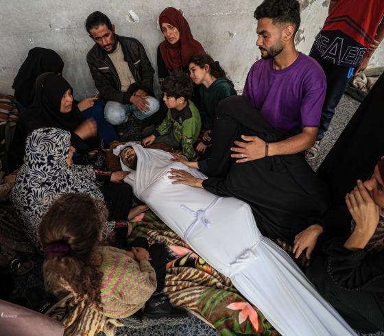 وداع حزين في المشفى الأهلي لـ15 شهيد بعد قصف منازل بشمال قطاع غزة (9)