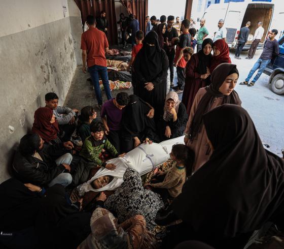 وداع حزين في المشفى الأهلي لـ15 شهيد بعد قصف منازل بشمال قطاع غزة (11)