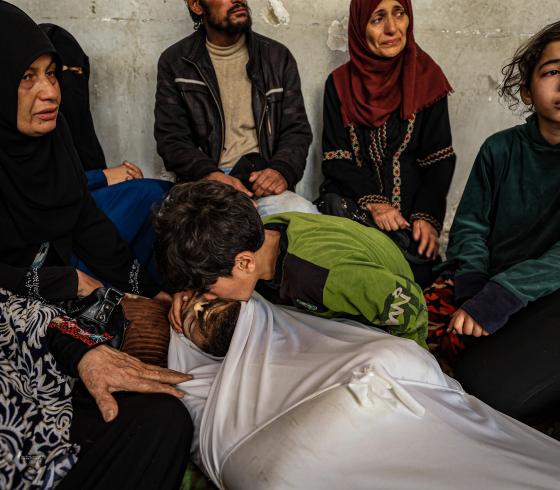 وداع حزين في المشفى الأهلي لـ15 شهيد بعد قصف منازل بشمال قطاع غزة (10)