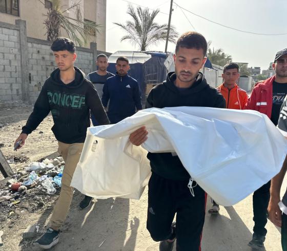 تشييع ١٠ شهداء في مدينة خان يونس ارتقوا في قصف الليلة (8).jpeg