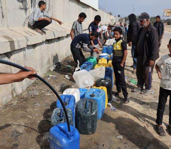 مواطنون يصطفون لتعبئة الجالونات بمياه الشرب في غزة