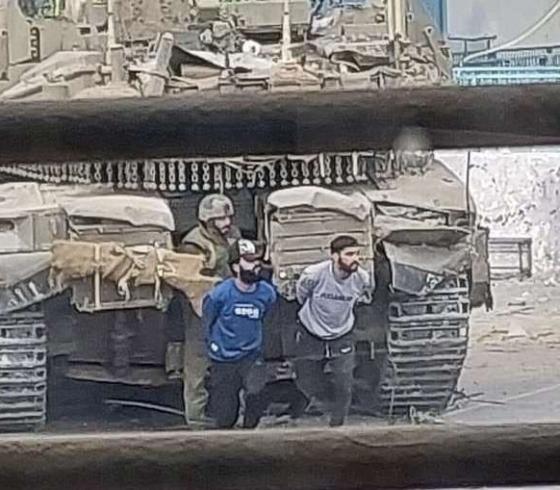 جيش الاحتلال يستخدم مدنيي غزة دروعا بشرية.jpeg