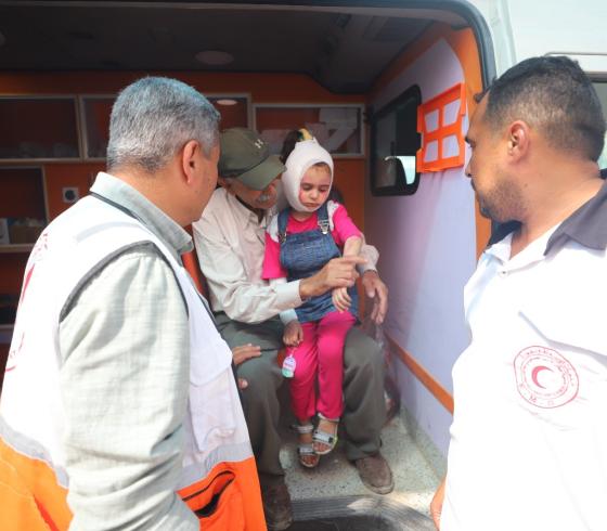 الهلال الأحمر تستقبل مرضى فلسطينيين من غزة