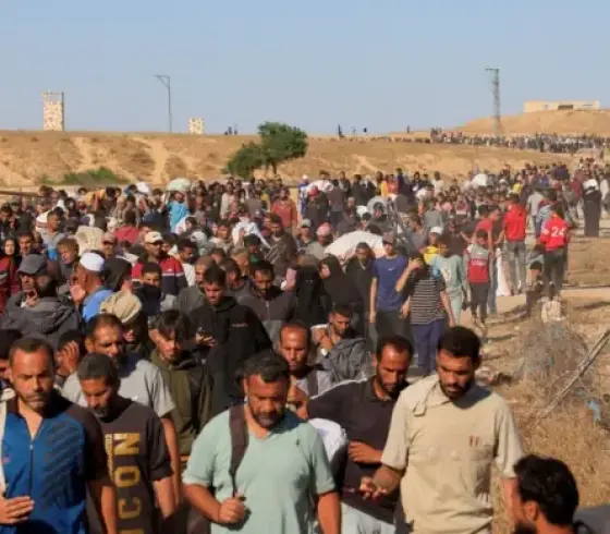 جائعون متجهون للحصول على بعض المساعدات من مؤسسة غزة الإنسانية