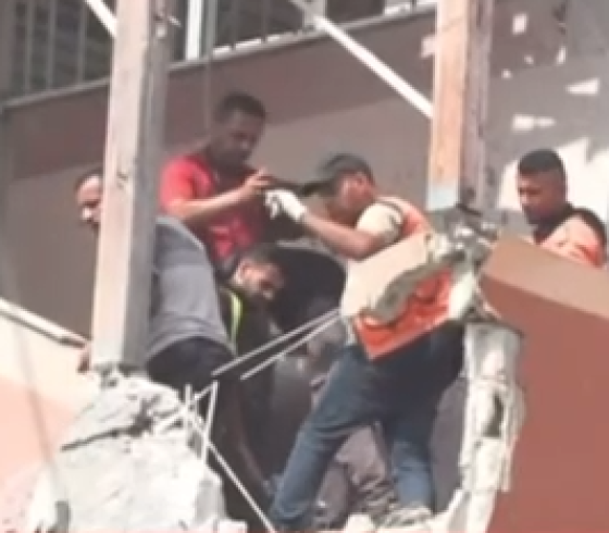 لحظة استهداف الدفاع المدني.PNG