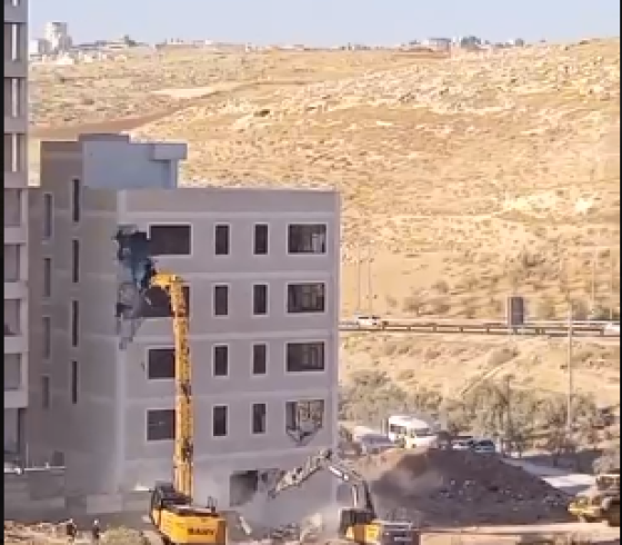 هدم بناية سكنية.PNG