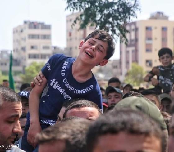طفل يودع والده.jpeg