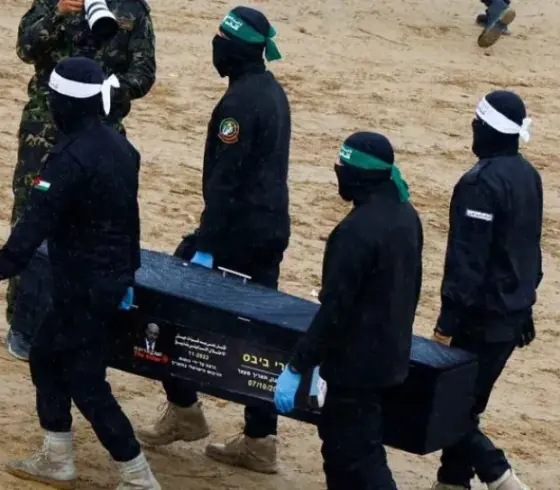 المقاومة بغزة تسلم جثة أسير إسرائيلي