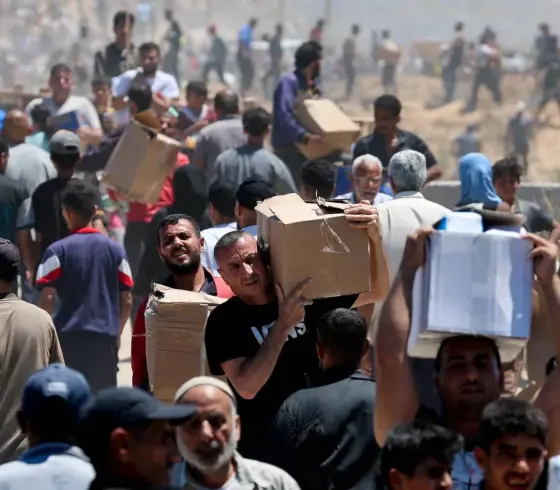 مواطنون فلسطينيون يتسلمون مساعدات إنسانية