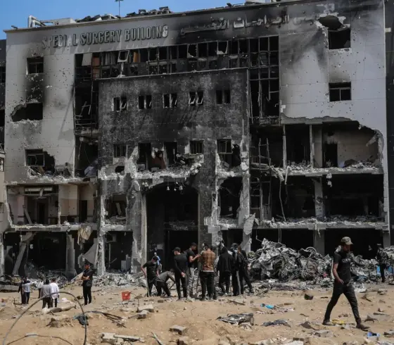 أضرار في مباني مجمع الشفاء الطبي في غزة