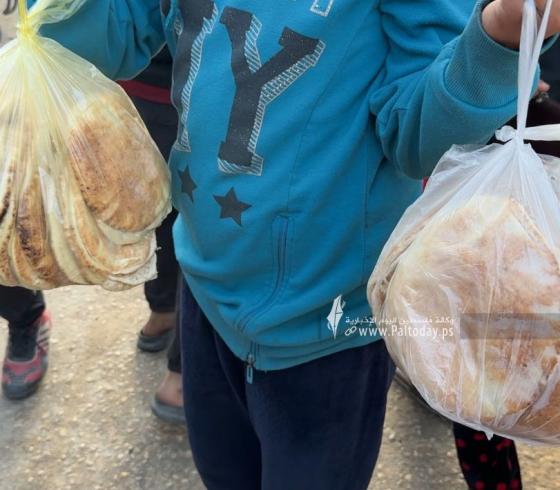 انتظار المواطنين بغزة أمام مركز توزيع للخبز (3)