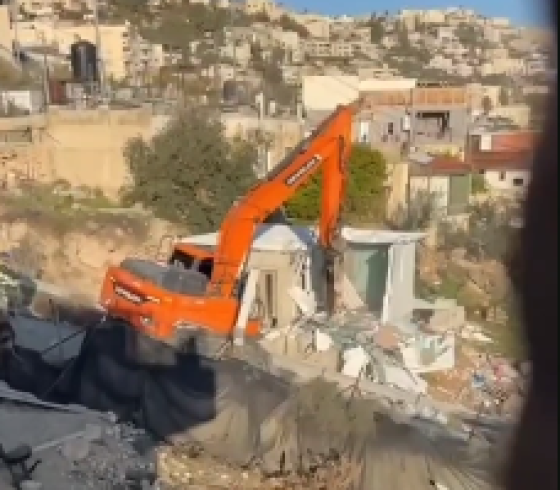 آليات الاحتلال تهدم منزلا في الضفة