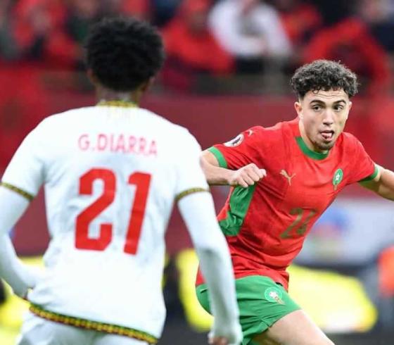 لاعبا المغرب ومالي.jpeg