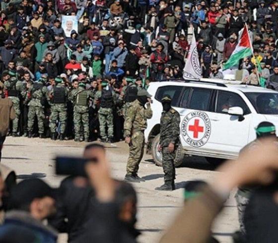 لحظة تسليم الصليب الاحمر الدولي جثث أسرى الاحتلال في غزة