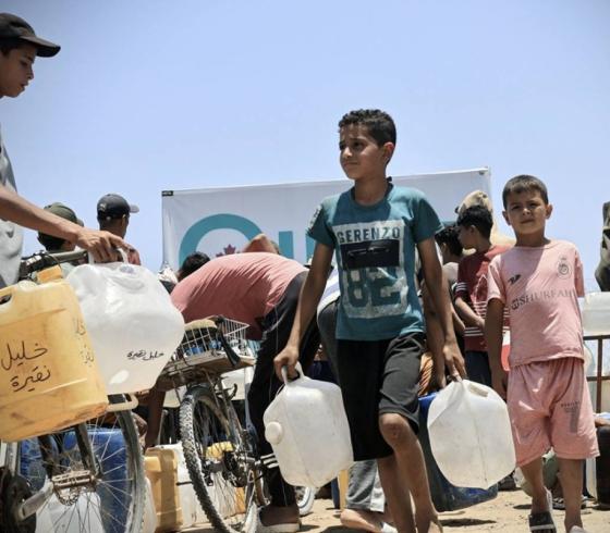 أطفال بغزة يصطفون طابور لتعبئة جالوناتهم بمياه الشرب