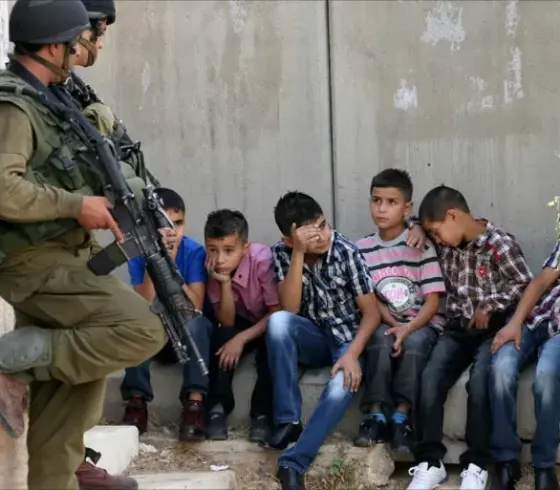 أطفال فلسطينيون معتقلون لدى الاحتلال