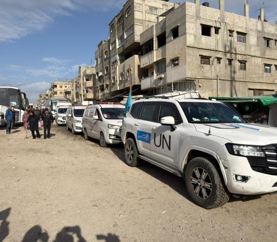 لحظة خروج عدد من المسافرين من قطاع غزة إلى معبر رفح