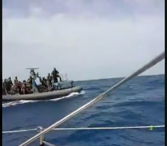 بحرية الاحتلال تحاصر سفينة اسطول الحرية.PNG