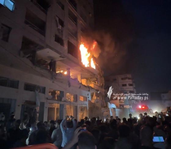 اشتعال النيران في بعمارة سكنية بعد القصف الإسرائيلي (1).jpeg
