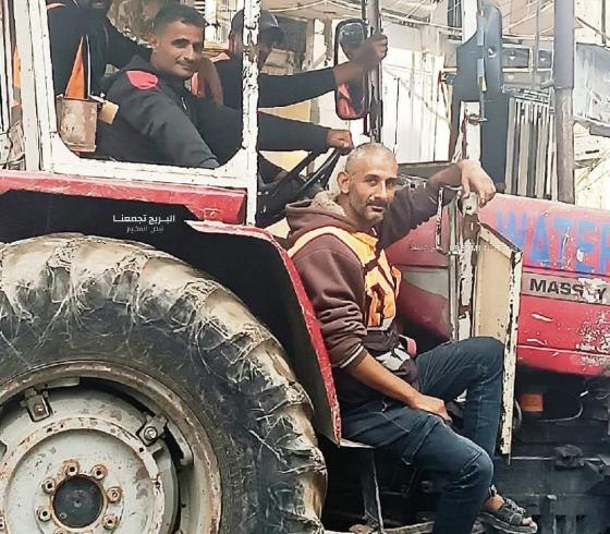 الشهيد معاوية العايدي رفقة زملائه في بلدية غزة