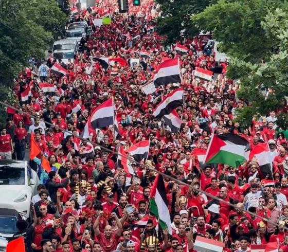 الجماهير المصرية ترفع العلم المصري في احتفالات
