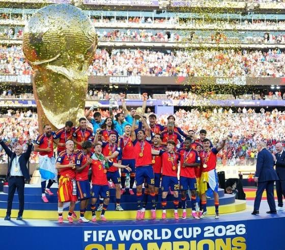 احتفال لاعبو منتخب إسبانيا بفوزهم بكأس العالم