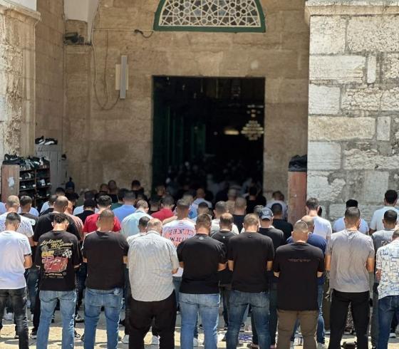 مصلون يؤدون صلاة الجمعة في المسجد الأقصى